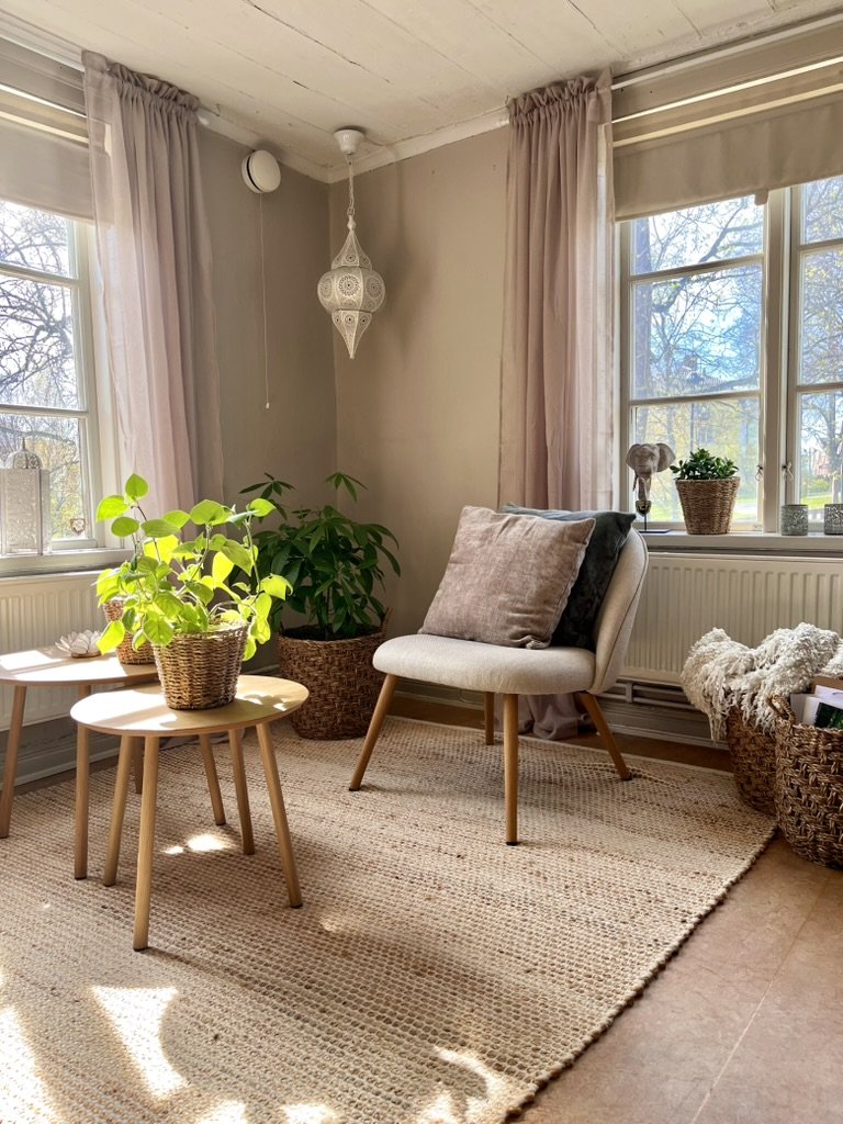 Ljus och rofylld samtalshörna på Hälsans Hus