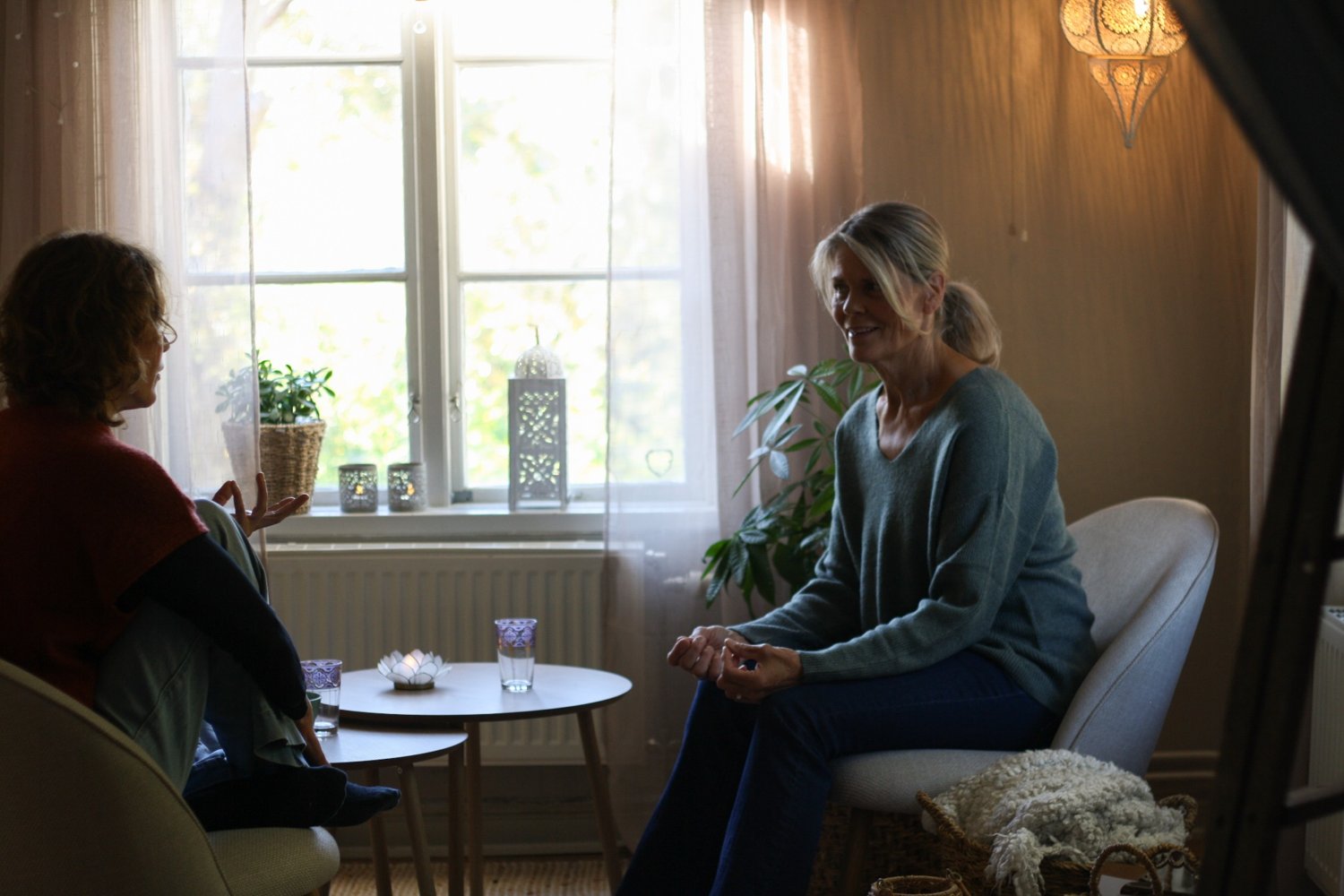 Två personer i ett samtal på Hälsans Hus