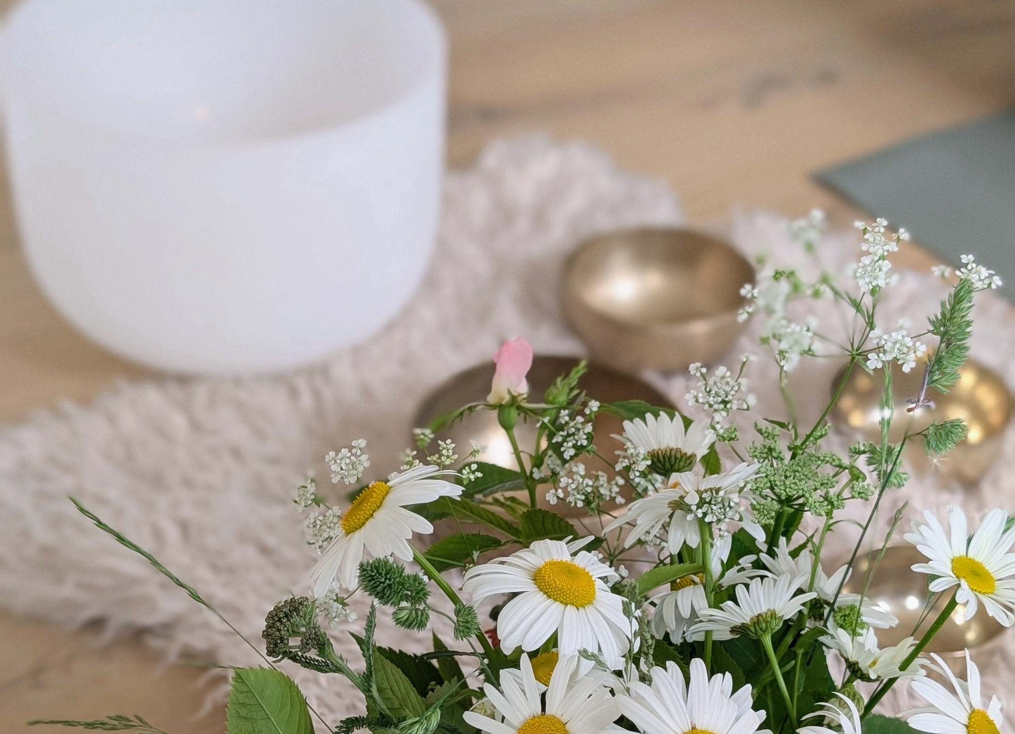 Blommor och klangskålar i Hälsans Hus