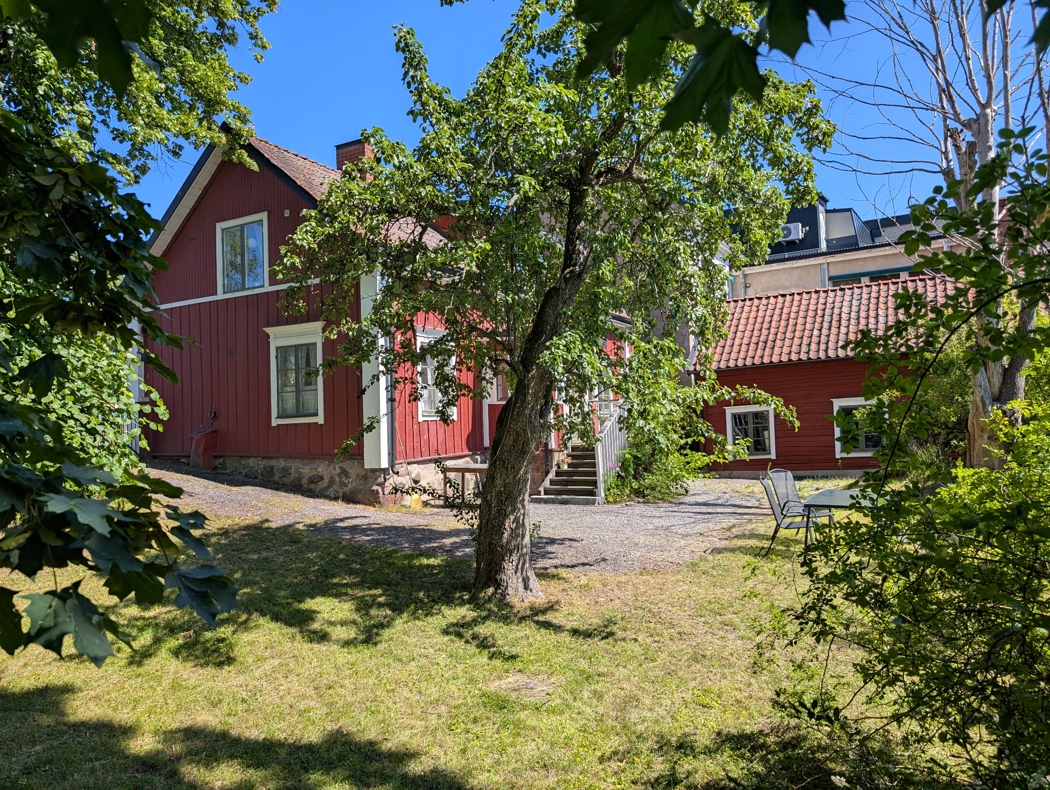 Hälsans Hus i Norrtälje omgivet av grönska